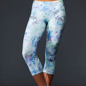 ALO Yoga Airbrush Capri Floral Glo